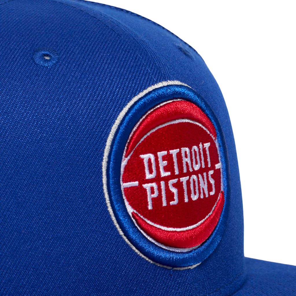 Gorra Mitchell & Ness Detroit Pistons Team Ground 2.0 visera plana