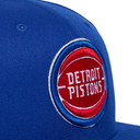 Gorra Mitchell & Ness Detroit Pistons Team Ground 2.0 visera plana