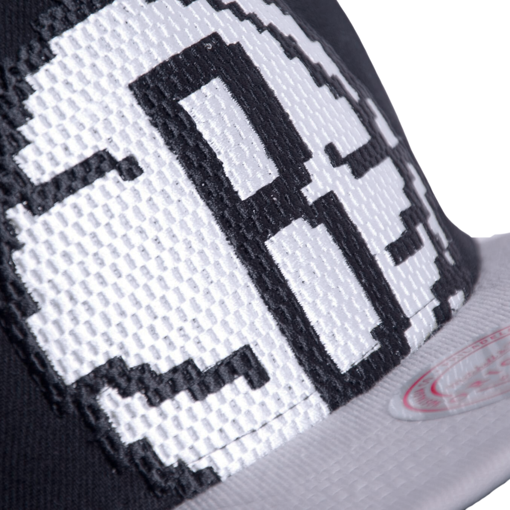 Gorra Mitchell & Ness NBA Brooklyn Nets 8 Bit XL